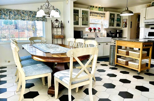 Sandpoint House | Adorable Lake Street Cottage~5th bedroom/bath option ~ Walk to town ~ Bikes!