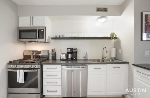 Brentwood Apartment | Adorable N Lamar Living, Pool and Comfort for All