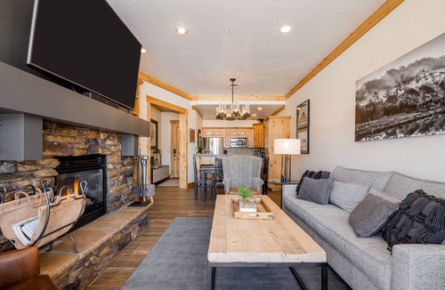 Victor Condo | Adventurer's dream home with grill, scenic balcony, & fireplace - spa and skiing