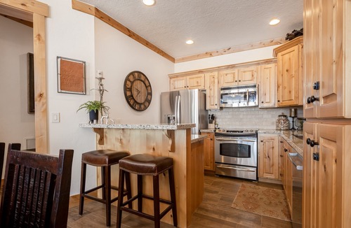 Victor Condo | Adventurer's dream home with grill, scenic balcony, & fireplace - spa and skiing