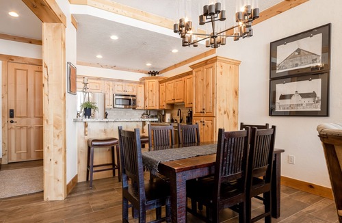 Victor Condo | Adventurer's dream home with grill, scenic balcony, & fireplace - spa and skiing