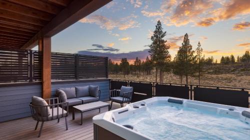 Bend House | Aerie Stylish 6 Unit Buyout 15BDR Near Downtown Mountain Views Hot Tub