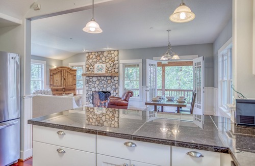 Gearhart House | Aesthetically Pleasing Home Close to Gearhart and Pacific Way Bakery