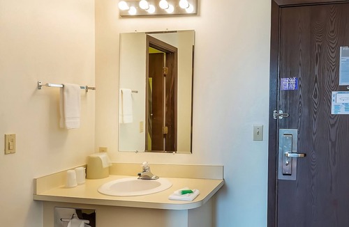 Shelby Hotel | Affordability Meets Comfort! Pets Allowed, Free Parking Onsite