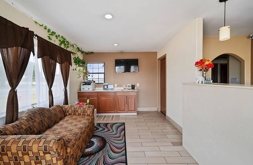 Beeville House | Affordable Getaway! 3 Sleek Units, Pet-Friendly, Free Parking Onsite
