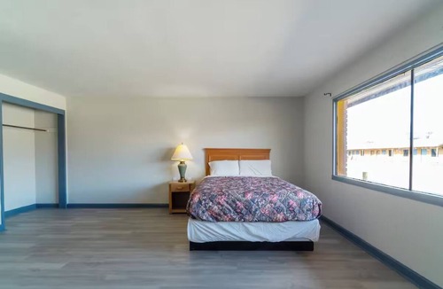Clute Hotel | Affordable Room Near Sea Center Texas – Only 6 Miles Away, Free Parking