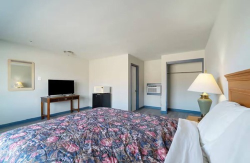 Clute Hotel | Affordable Room Near Sea Center Texas – Only 6 Miles Away, Free Parking