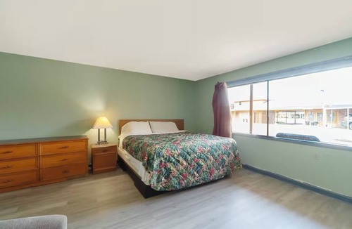 Clute Hotel | Affordable Room Near Sea Center Texas + Free Parking for Convenience