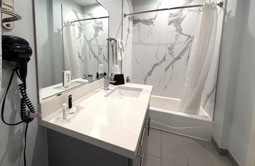 Westfield Hotel | Affordable Room w/2 Queen Beds | 8.8 miles to IAH Airport | Free Parking
