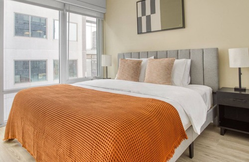 Mount Vernon Triangle Apartment | Airy Mount Vernon 1BR w/ Gym, Pool & W/D, near Metro, by Blueground