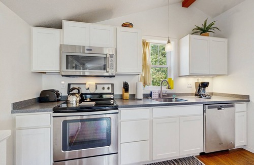 Alameda Apartment | Airy retreat with free WiFi, balcony, & kitchen, in the heart of NE Portland