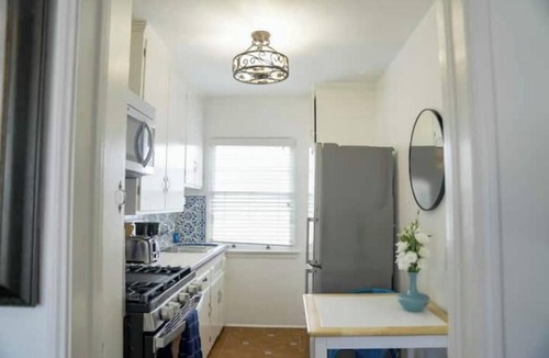 Wilshire Montana Apartment | Airy Studio w Balcony - steps to Montana Ave. - E