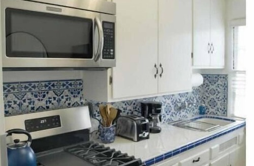 Wilshire Montana Apartment | Airy Studio w Balcony - steps to Montana Ave. - E