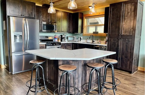 Island Park Cabin | Alaskan Moose Lodge-10 Miles 2 YNP+Hot tub+Wifi+AC