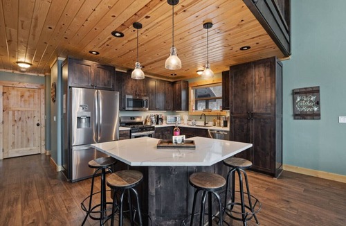 Island Park Apartment | Alaskan Moose Lodge | Yellowstone + Hot Tub, Fire Pit & AC