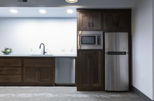 Logan Apartment | ALL 3 FLATS - 3 Luxury Suites, 3 Bathrooms, 5 Beds