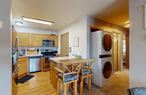 Big Sky Condo | All-season condo with mtn views - walk to ski lifts - near golf