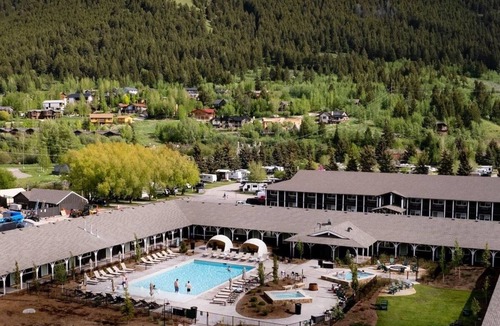 Jackson Apartment | All-Season Pool & Hot Tub at Retro Wyoming Lodge Ideal for Families