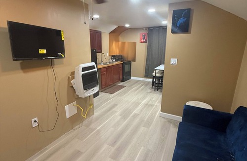 Detroit House | Alma gardens inn - Charming 2-bedroom house with fireplace
