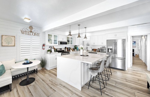 South Oceanside House | "Aloha Beachfront Oceanside" 3BR, beach and fire pit, AC in every room, ocean views. Dog-welcoming. Sleeps 8.