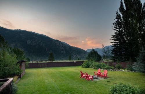 Alpine House | Alpine Highmark by KABINO Hot Tub Fire Pit Fully Fenced Backyard WiFi