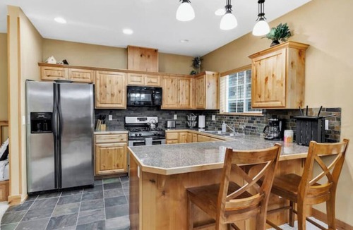 Kellogg Apartment | Alpine Village Suite w/Garage and Saunann