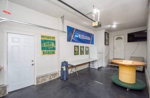 Fargo House | Amazing 2 Bedroom 1 Bathroom Upper Level Home