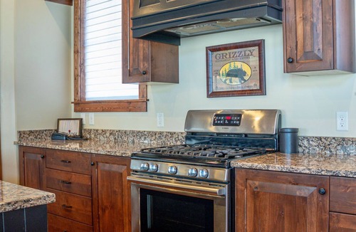 St. Charles Cabin | Amazing Beachfront Lodge at Bear Lake w/theater