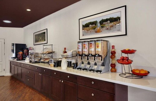 Torrance House | Amazing Deal! Cozy Family Unit, Pool, Restaurant