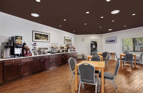 Torrance House | Amazing Deal! Cozy Family Unit, Pool, Restaurant