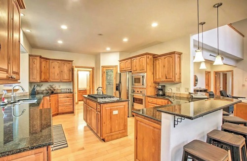 Clarksville House | Amazing Home 3 Minutes to Marina