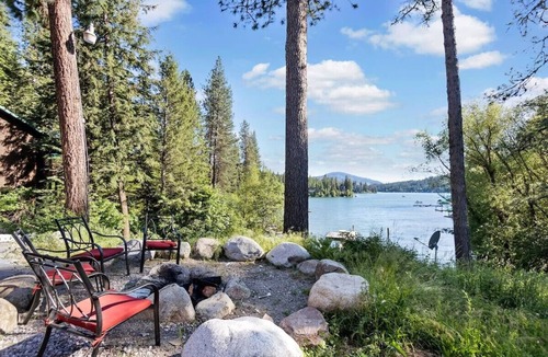 Hayden House | Amazing Lakefront Getaway-sleeps 18 guests, w/private dock, gameroom, spa & more