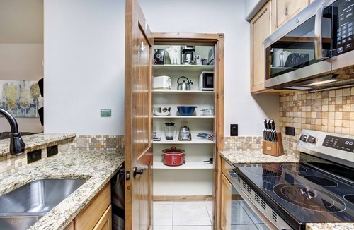 Four O'Clock Condo | Amazing Location. Mountain Paradise. Walking minutes to Everything!