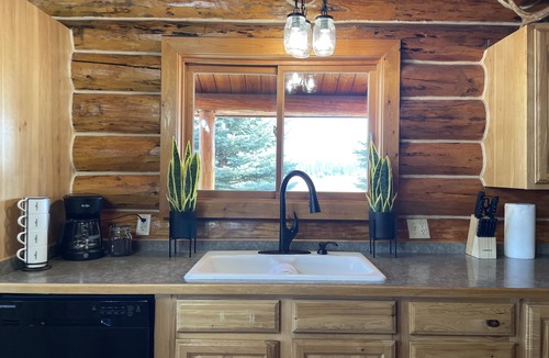 Seeley Lake House | Amazing mountain views, daily wildlife show and a cozy log house for serenity.