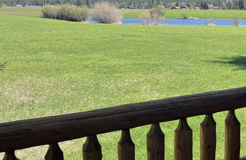 Seeley Lake House | Amazing mountain views, daily wildlife show and a cozy log house for serenity.
