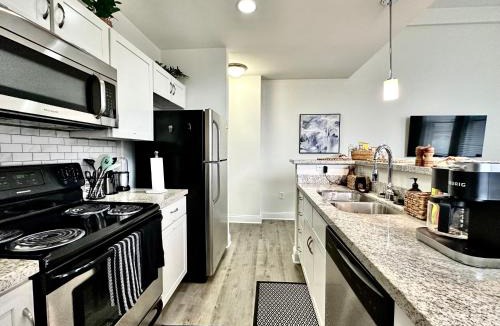 Mile Square Apartment | Amazing New City View Mins To IU Health & Lucas Oil Stadium