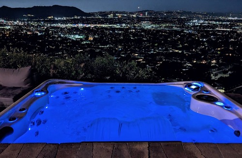 Burbank House | AMAZING PANORAMIC VIEWS and INFINITY HOT TUB at a modern, smart home