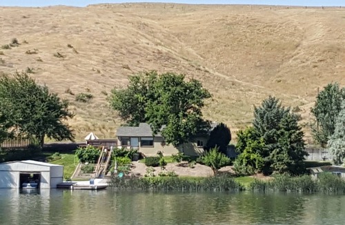Hagerman House | Amazing relaxing get-away home on the Snake River with river view and boat dock.
