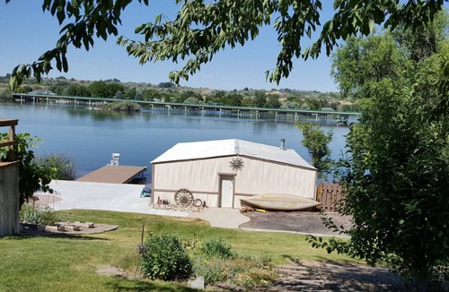 Hagerman House | Amazing relaxing get-away home on the Snake River with river view and boat dock.