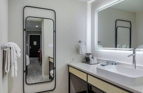 Southeast Torrance Hotel | Amazing Stay! 3 Great Units, 6 Queen Size Beds, Parking, Minutes To The Beach