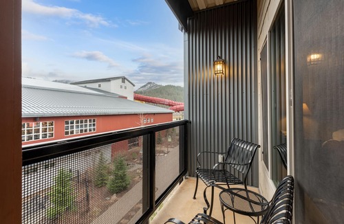 Kellogg Condo | Amazing Unit! Sleeps 5. Swim or Ski out your front door. On site at Silver Mt.