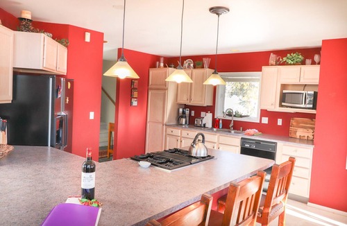 Baldy Mountain House | Amazing Views. Large Deck. 75" TV. Trampoline.