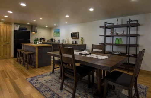 Gardiner Apartment | Amazing Views of Yellowstone Park & River! A 1/2 mile from YNP’s North Entrance.