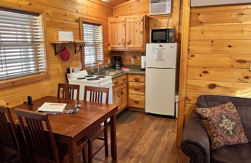Keystone Cabin | American Pines Cabin, 5 miles from Mt Rushmore!