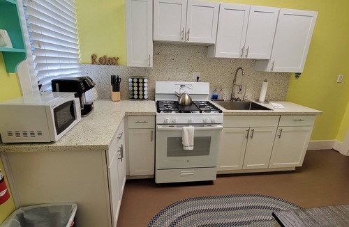 Galveston Apartment | Anchors Aweigh - 1/1 King with full kitchen - EEHD - Walk Downtown or Cruises