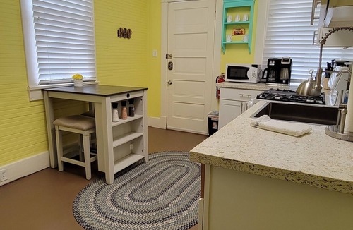 Galveston Apartment | Anchors Aweigh - 1/1 King with full kitchen - EEHD - Walk Downtown or Cruises
