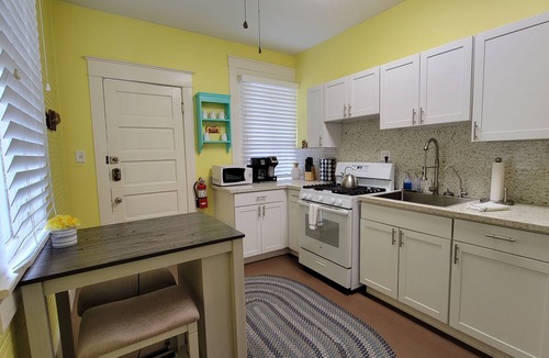 Galveston Apartment | Anchors Aweigh - 1/1 King with full kitchen - EEHD - Walk Downtown or Cruises