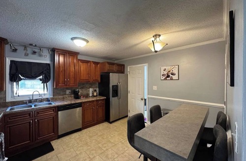 Jacksonville House | Ann’s Abode – Modern 3BR Furnished Garage Lounge Sleeps 8 comfortably