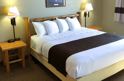 Gardiner Hotel | Antler Lodge - Gardiner MT