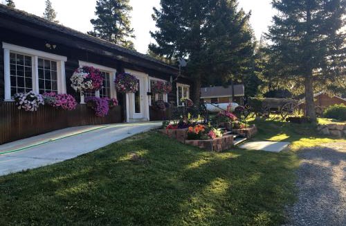 Cooke City-Silver Gate Hotel | Antlers Lodge